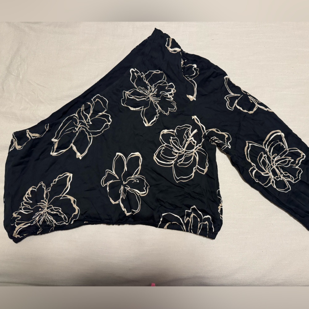 11 Honore Black Floral One-Shoulder Crop Top